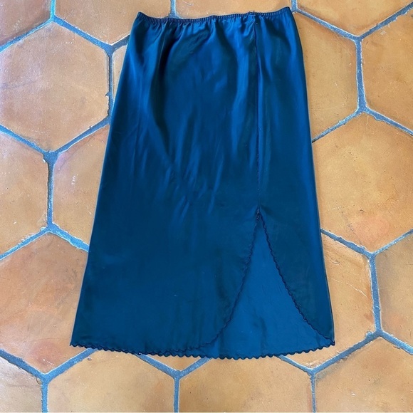 Pembrooke Vintage Midi Slip Skirt Black Scalloped Hem Slit Women Size Medium M - Picture 1 of 7